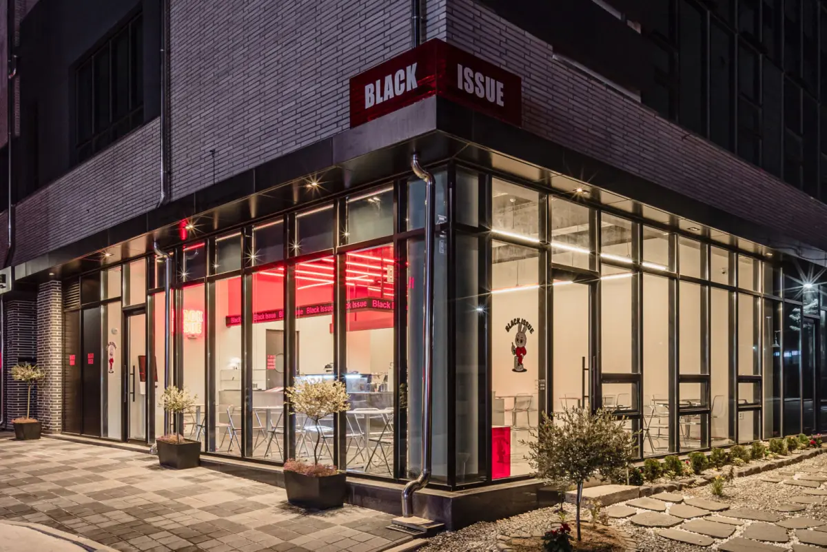 코너 통유리의 시그니처 카페 BLACK ISSUE